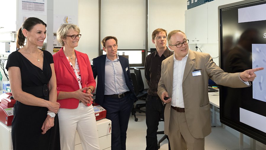 Bundeswissenschaftsministerin Anja Karliczek (2. von links) und Bayerns Wissenschaftsministerin Prof. Marion Kiechle (l.) im Labor von Prof. Oliver Hayden (r.).