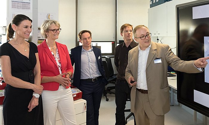 Bundeswissenschaftsministerin Anja Karliczek (2. von links) und Bayerns Wissenschaftsministerin Prof. Marion Kiechle (l.) im Labor von Prof. Oliver Hayden (r.).