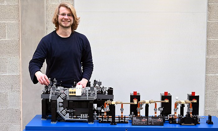 Johannes Brantl hat die Munich Compact Light Source, ein hochkomplexes Gerät zur Erzeugung von Röntgenstrahlen, in einem detaillierten Modell nachgebaut