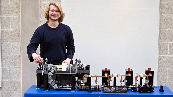 Johannes Brantl hat die Munich Compact Light Source, ein hochkomplexes Gerät zur Erzeugung von Röntgenstrahlen, in einem detaillierten Modell nachgebaut