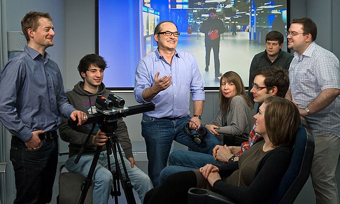 Mit Freude im Seminar: Prof. Klaus Diepold mit Studierenden. (Bild: A. Heddergott / TUM)