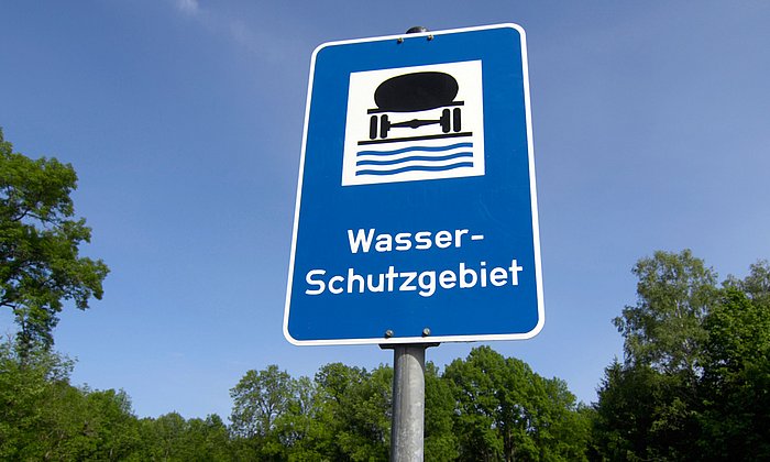 Hinweisschild "Wassschutzgebiet" im Mangfalltal