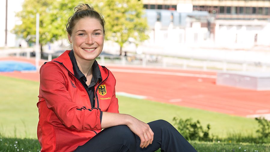 TUM student and sports shooter Carina Wimmer trains 35 hours per week. (Foto: Uli Benz)