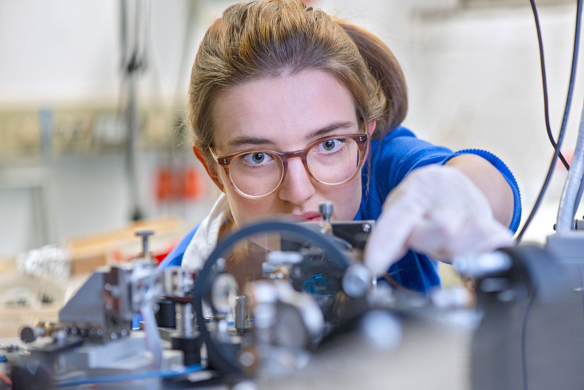 Researcher Lara Kuntz using a fluorescence microscope.