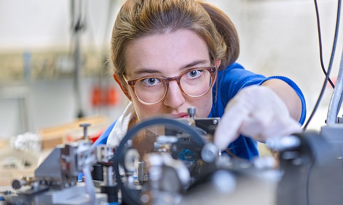 Researcher Lara Kuntz using a fluorescence microscope.