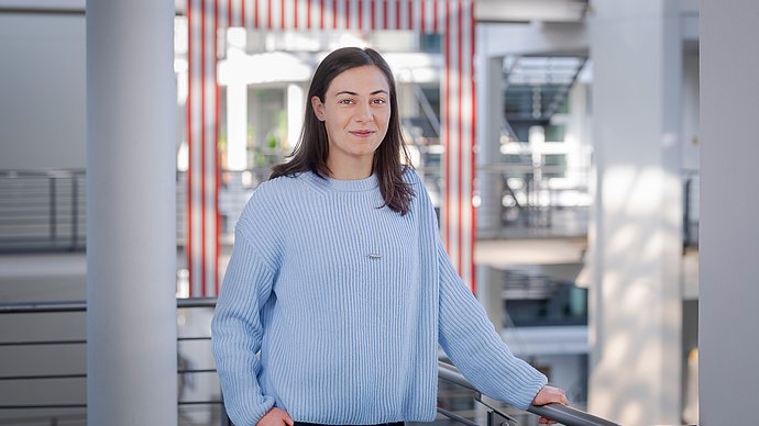 Studentin Maria Luisa Grohs schafft den Spagat zwischen Spitzenfußball beim FC Bayern und Maschinenbaustudium an der TUM.