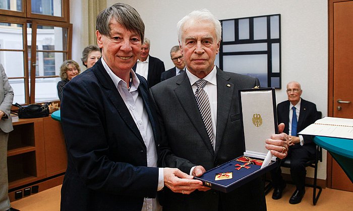 ie Bundesumweltministerin Dr. Barbara Hendricks überreichte Prof. Dr. Helmut Greim das Große Verdienstkreuz mit Stern. (Foto: BMUB / Sascha Hilgers)