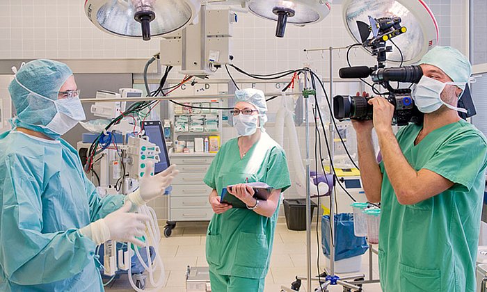 Dreharbeiten für den MOOC "Grundlagen der Unfallchirurgie" in einem Operationssaal.