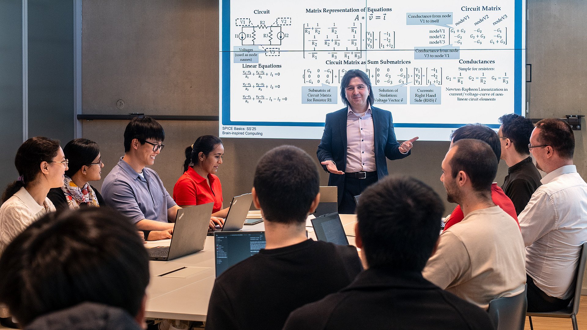 TUM prepares its students optimally for working in the digital economy. A professor with students in a lesson.