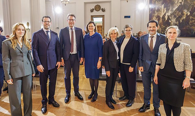 Landtagspräsidentin Ilse Aigner beim Festakt zu 75 Jahren HfP mit Verterinnen und Vertretern von TUM und HfP und Gästen.. 