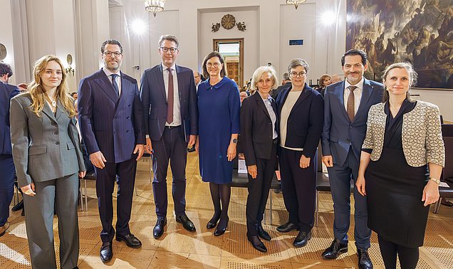 Landtagspräsidentin Ilse Aigner beim Festakt zu 75 Jahren HfP mit Verterinnen und Vertretern von TUM und HfP und Gästen.. 