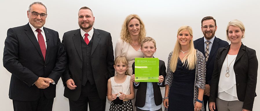 Der IKOM Award für Duschl Ingenieure, ein "Familienunternehmen durch und durch": Familie Duschl mit Mitarbeiterinnen und Mitarbeitern sowie TUM-Kanzler Berger (l.). (Bild: U. Benz / TUM)