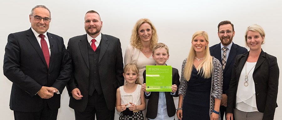 The IKOM award for companies with up to 250 employees went to Duschl Ingenieure, "a family company through and through": the Duschl family, three of their employees and Albert Berger (left), TUM's Senior Executive Vice President – Human Resources, Admin The IKOM award for companies with up to 250 employees went to Duschl Ingenieure, "a family company through and through": the Duschl family, three of their employees and Albert Berger (left), TUM's Senior Executive Vice President – Human Resources, Administration and Finance.