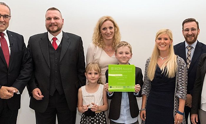 Der IKOM Award für Duschl Ingenieure, ein "Familienunternehmen durch und durch": Familie Duschl mit Mitarbeiterinnen und Mitarbeitern sowie TUM-Kanzler Berger (l.). (Bild: U. Benz / TUM)