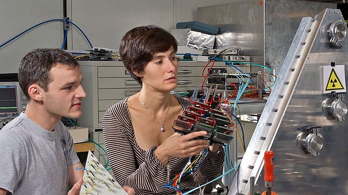 Physikerin und Physiker im Labor