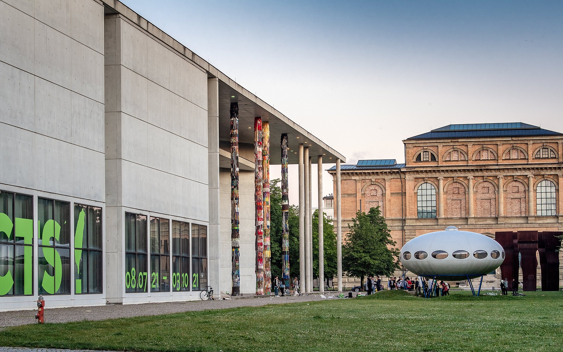 Blick auf das Archtekturmuseum in der Pinakothek der Moderne und die Alte Pinakothek im Hintergrund