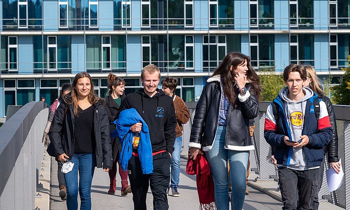 Studierende am Campus in Weihenstephan