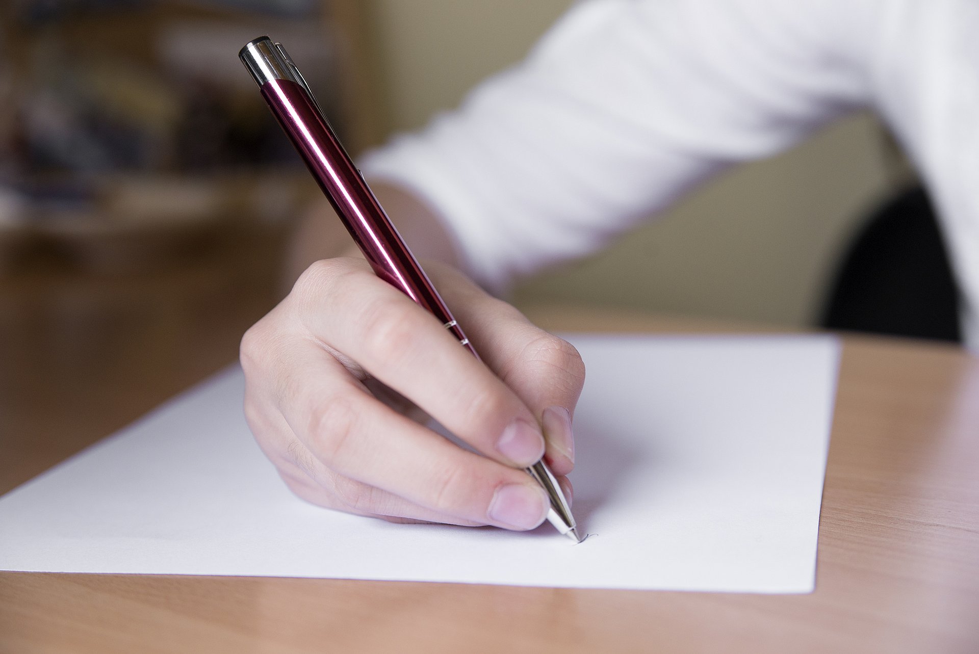 The fact that patients can limit simple everyday objects after a stroke can be covered by classical tests. Very often the Jebsen test is carried out, where about one sentence has to be written on a piece of paper. (Photo: iStock/ Iljubaphoto)