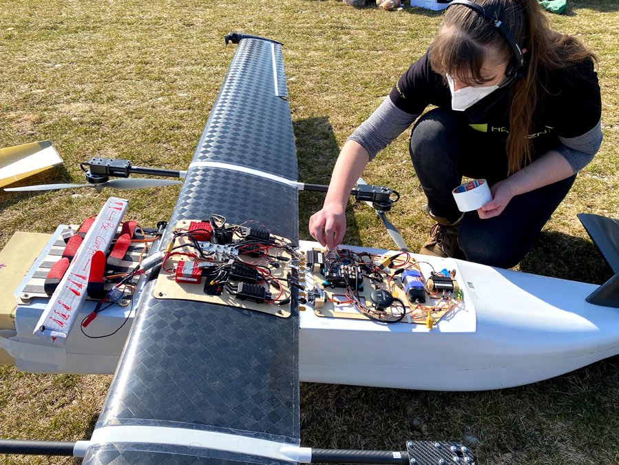 Paula Zimmermann mit Flugtestgestell