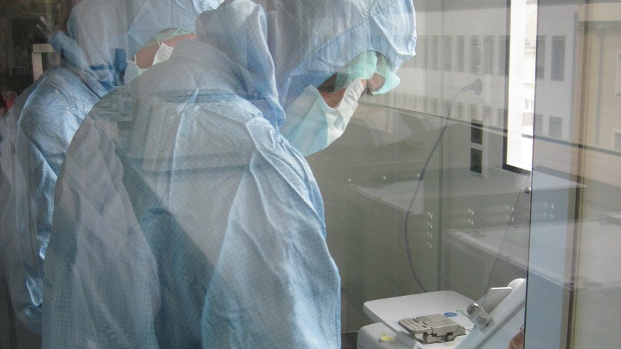 Weil die Arbeit mit Zellen hochreine Bedingungen erfordern, tragen die Mitarbeiter in den Reinräumen sterile Bekleidung. (Foto: M. Neuenhahn / TUM)