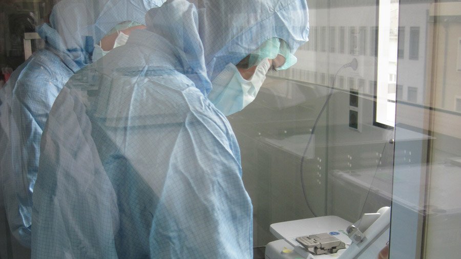 Weil die Arbeit mit Zellen hochreine Bedingungen erfordern, tragen die Mitarbeiter in den Reinräumen sterile Bekleidung. (Foto: M. Neuenhahn / TUM) Weil die Arbeit mit Zellen hochreine Bedingungen erfordern, tragen die Mitarbeiter in den Reinräumen sterile Bekleidung. (Foto: M. Neuenhahn / TUM)
