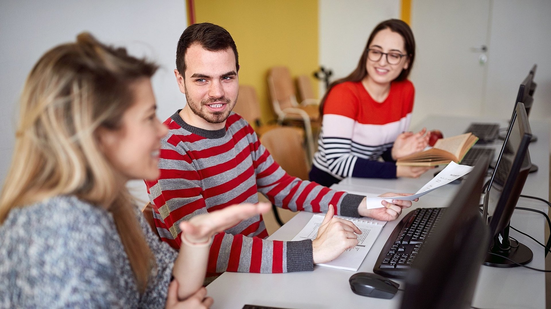 Über 200 Studierende mit unterschiedlichem Hintergrund sollen im Bereich der Cybersicherheit ausgebildet werden. Über 200 Studierende mit unterschiedlichem Hintergrund sollen im Bereich der Cybersicherheit ausgebildet werden.
