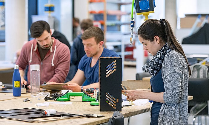 The participants of the interdisciplinary practical course THINK.MAKE.START. of TUM and UnternehmerTUM develop a product in 14 days. (Picture: Heddergott)