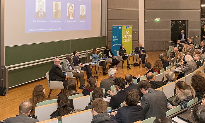 Menschen beim Afrika-Symposium der TUM Senior Excellence Faculty im November 2018.