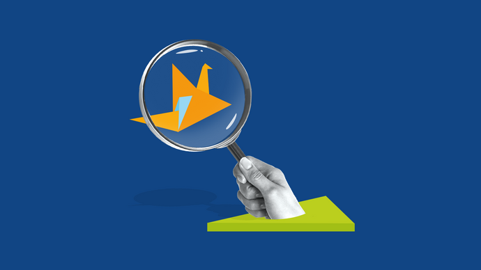 Collage einer Hand, die einen Origami-Vogel fokussiert