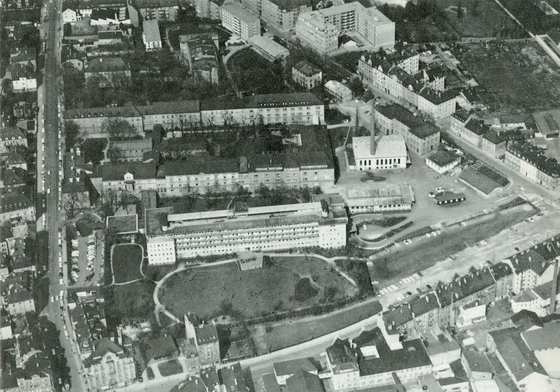 Luftaufnahme des Klinikumsgeländes des Klinikums rechts der Isar im Jahr 1964.