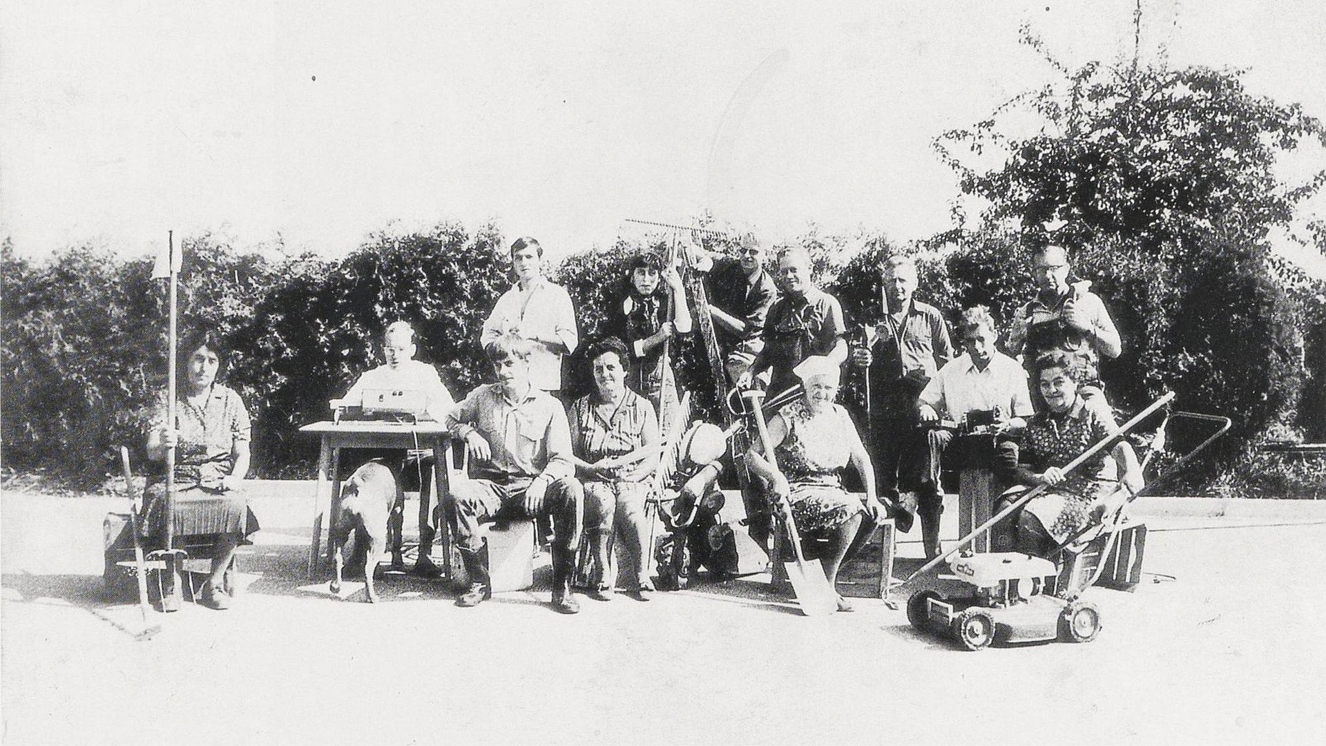 Employees of the Chair of Ornamental Horticulture in the year 1970 with equipment.