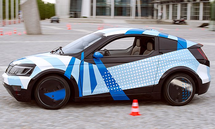 Visio.M drives remotely controlled in front of the the faculty of Mechanical Engineering – Photo: Andreas Heddergott / TUM