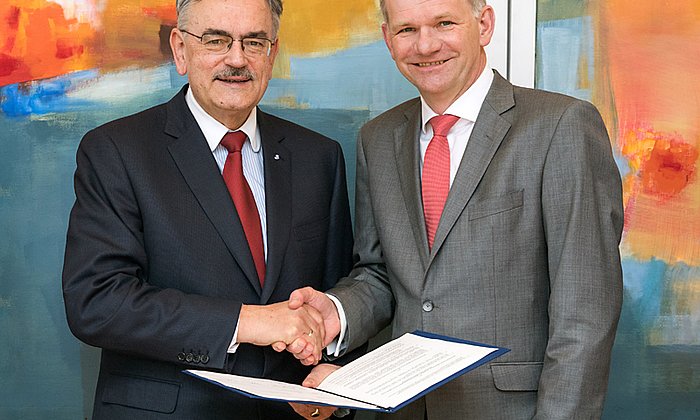 Unterzeichneten die Fördervereinbarung für den Lehrstuhl für Carbon Composites: TUM Präsident Wolfgang A. Herrmann (links) und Dr. Jürgen Köhler, CEO der SGL Group.