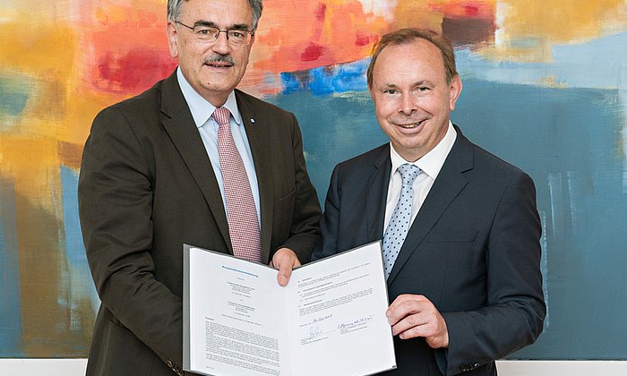 Landrat Georg Grabner (r.) und TUM-Präsident Wolfgang A. Herrmann unterzeichneten die Kooperationsvereinbarung für das Schülerforschungszentrum.