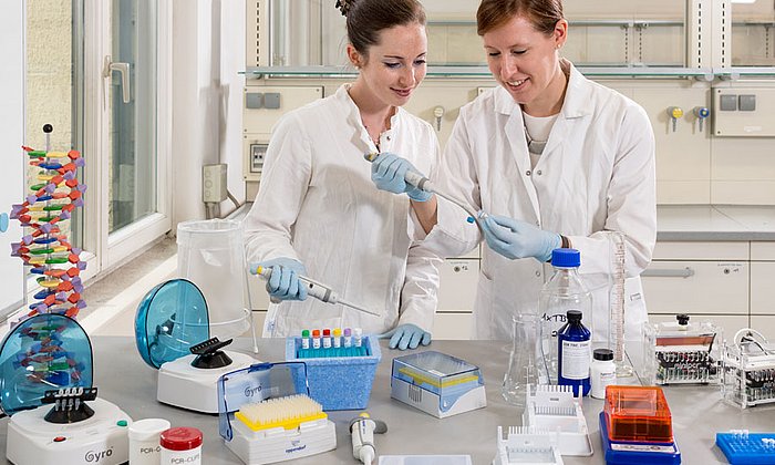 Education scientists Dr. Patricia Schöppner und Dagmar Frick testing the biotech equipment, which can be borrowed by schools.