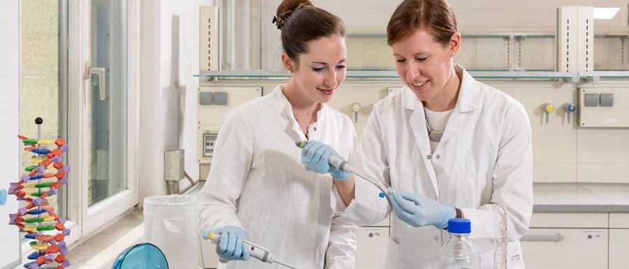 Die Life-Science-Didaktikerinnen Dr. Patricia Schöppner und Dagmar Frick testen die Biotech-Ausrüstung, die Schulen ausleihen können.