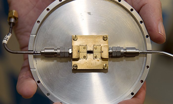 Am Walther-Meißner-Institut (WMI) entwickelter Quantenschaltkreis, mit dem verschränkte Mikrowellen-Zustände erzeugt werden können.