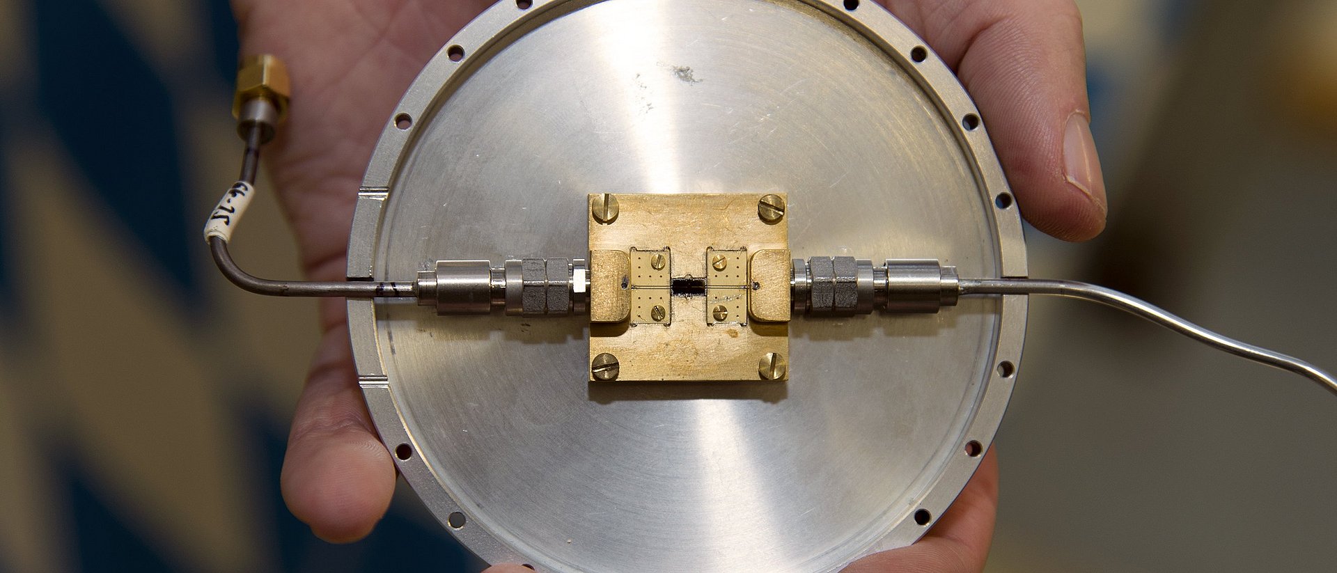 Am Walther-Meißner-Institut (WMI) entwickelter Quantenschaltkreis, mit dem verschränkte Mikrowellen-Zustände erzeugt werden können.