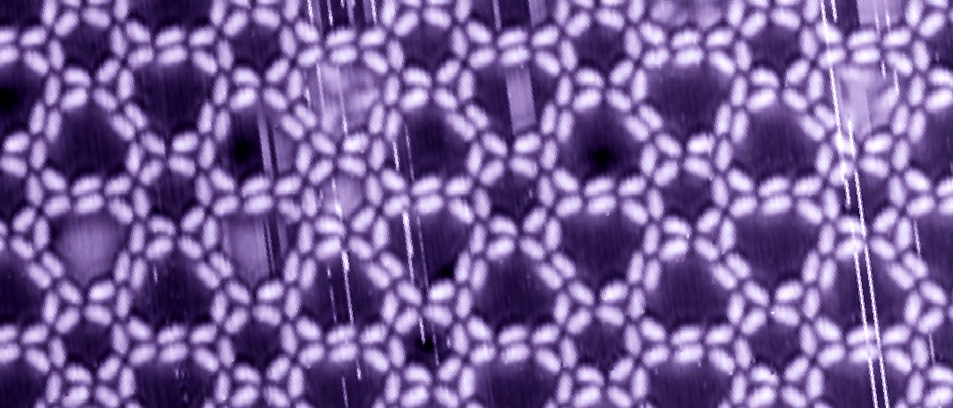 Nanostruktur auf einer Silberoberfläche, gebildet durch Wasserstoffbrücken zwischen den Hydroxamsäure-Gruppen an den Enden des stabförmigen Grundbausteins.