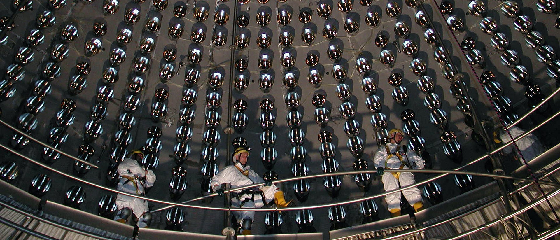 Blick in das Innere des Borexino-Detektors. Mehr als 1000 Meter Fels über dem Laboratori Nazionali del Gran Sasso schirmen einen großen Teil der kosmischen Strahlung ab, so dass hier Neutrinos aus der Sonne untersucht werden können.