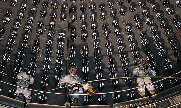 Blick in das Innere des Borexino-Detektors. Mehr als 1000 Meter Fels über dem Laboratori Nazionali del Gran Sasso schirmen einen großen Teil der kosmischen Strahlung ab, so dass hier Neutrinos aus der Sonne untersucht werden können.