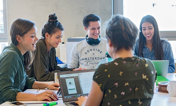 Students talk to each other in a workshop "Think.Make.Start" of UnternehmerTUM