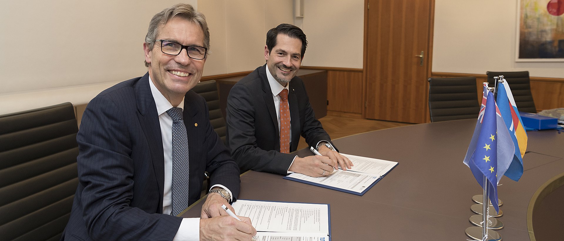 Die Präsidenten Prof. Peter Høj (l.) und Prof. Thomas F. Hofmann unterzeichnen das Kooperationsabkommen.
