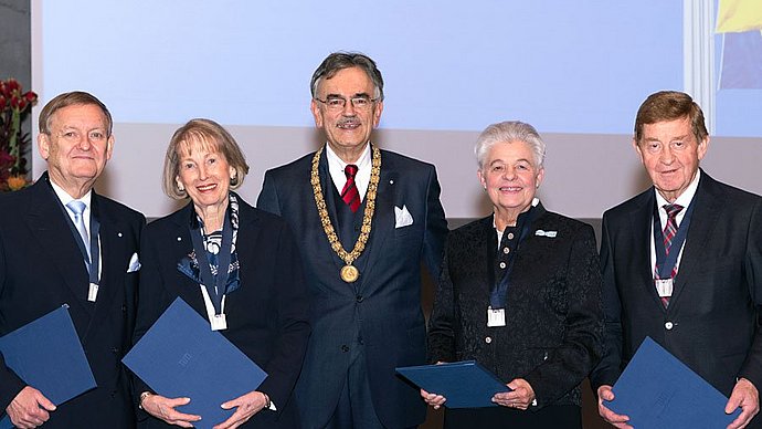 Präsident Wolfgang A. Herrmann hat die Ehrensenatorwürde verliehen an Robert Schmucker, Renate Schmucker, Vigdis Nipperdey und Otto Wiesheu (v.l.). (Bild: U. Benz / TUM)
