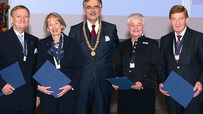 President Wolfgang A. Herrmann has awarded the honorary senatorship to Robert Schmucker, Renate Schmucker, Vigdis Nipperdey and Otto Wiesheu (from left). (Image: U. Benz / TUM)