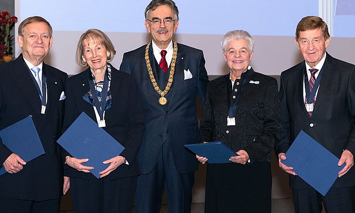President Wolfgang A. Herrmann has awarded the honorary senatorship to Robert Schmucker, Renate Schmucker, Vigdis Nipperdey and Otto Wiesheu (from left). (Image: U. Benz / TUM)