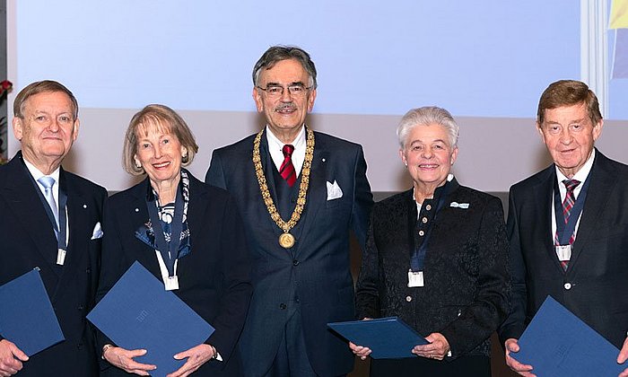 Präsident Wolfgang A. Herrmann hat die Ehrensenatorwürde verliehen an Robert Schmucker, Renate Schmucker, Vigdis Nipperdey und Otto Wiesheu (v.l.). (Bild: U. Benz / TUM)