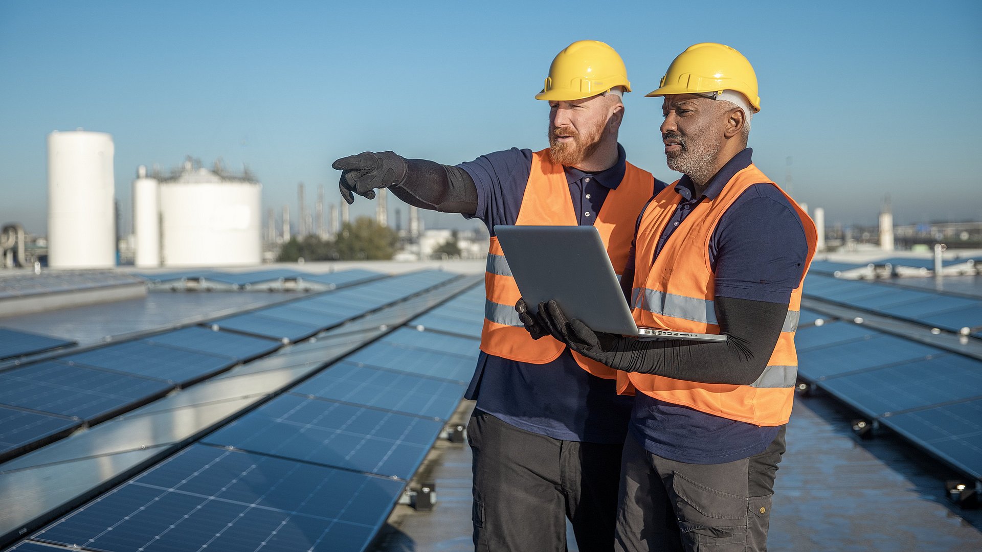 Europa setzt große Hoffnungen in die afrikanische Wasserstoffproduktion. Zwei Ingenieure begutachten eine Photovoltaik-Anlage.