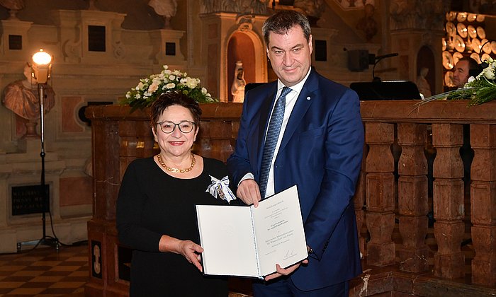 Minister President Dr. Markus Söder awarded Prof. Ingrid Kögel-Knabner the Bavarian Maximilian Order for outstanding achievements in science and art. (Photo: Rolf Poss / Bavarian State Government)
