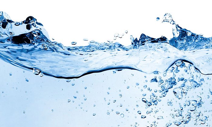 Durch Entsalzungsanlagen kann Trinkwasser gewonnen werden.